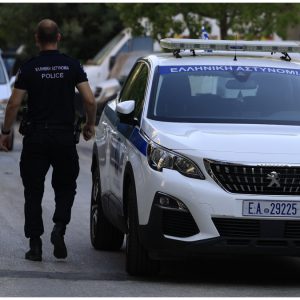 Γυναικοκτονία το έγκλημα στη Νέα Σμύρνη: Καβγάδισαν και ο άνδρας σκότωσε την 45χρονη στην είσοδο της πολυκατοικίας