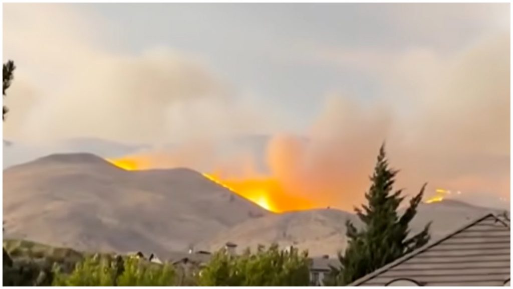 Πύρινη λαίλαπα σαρώνει τη Νεβάδα στις ΗΠΑ, πάνω από 14.500 σπίτια έχουν εκκενωθεί - Δείτε βίντεο