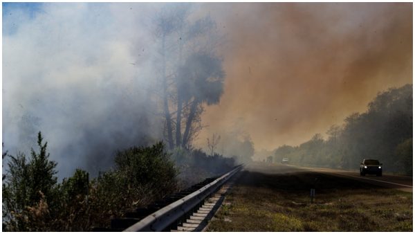 Δεκάδες χιλιάδες κάτοικοι εγκαταλείπουν τις εστίες τους αντιμέτωποι με μεγάλη δασική πυρκαγιά στη Νεβάδα