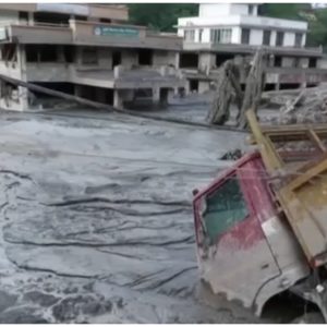 Νεπάλ: Νεκροί παρασύρθηκαν μέχρι την Ινδία από τις πλημμύρες – Η στιγμή που σπάει ο γιγαντιαίος παγετώνας