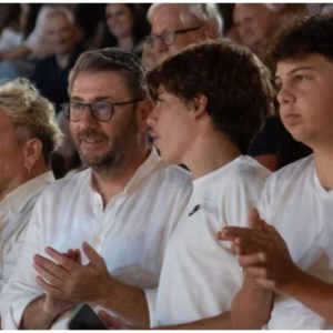 Στην Επίδαυρο με τον γιο του ο Νίκος Ανδρουλάκης – Παρακολούθησαν την παράσταση «Ίων» του Ευριπίδη