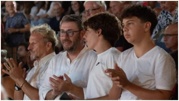 Στην Επίδαυρο με τον γιο του ο Νίκος Ανδρουλάκης – Παρακολούθησαν την παράσταση «Ίων» του Ευριπίδη