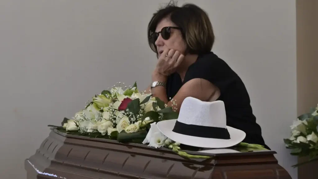 Κηδεία Νίκου Καλογερόπουλου: Συγγενείς και φίλοι αποχαιρετούν τον σπουδαίο ηθοποιό