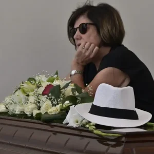 Κηδεία Νίκου Καλογερόπουλου: Συγγενείς και φίλοι αποχαιρετούν τον σπουδαίο ηθοποιό