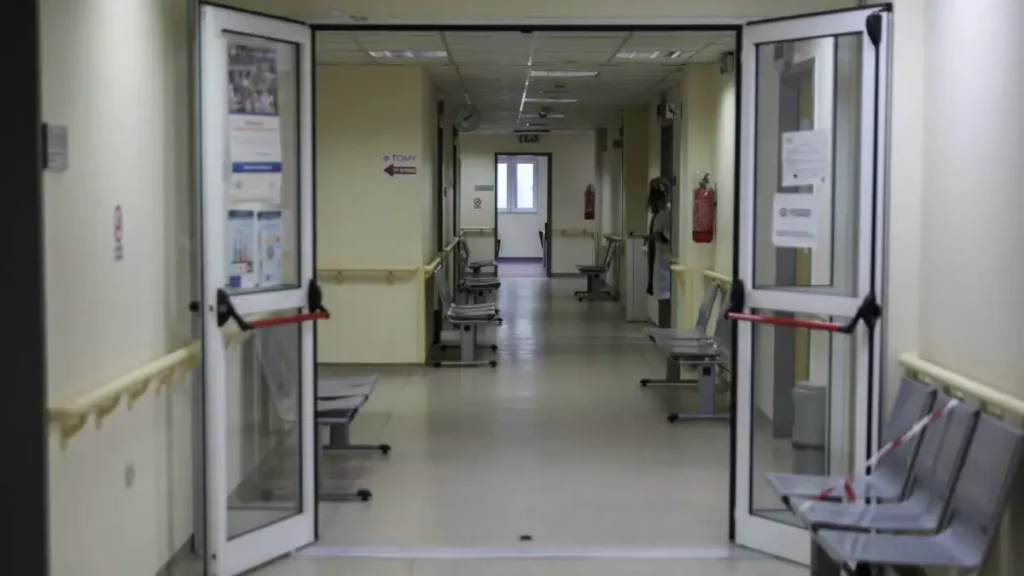Καταγγελία για επίθεση σε νοσηλεύτρια στον «Ερυθρό Σταυρό»: Ασθενής την άρπαξε από τα μαλλιά και την χτύπησε σε πόρτες