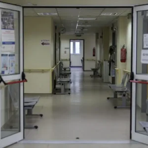 Καταγγελία για επίθεση σε νοσηλεύτρια στον «Ερυθρό Σταυρό»: Ασθενής την άρπαξε από τα μαλλιά και την χτύπησε σε πόρτες