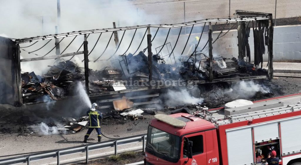 Στυλίδα: Εντυπωσιακά πλάνα drone από την κατάσβεση πυρκαγιάς σε νταλίκα