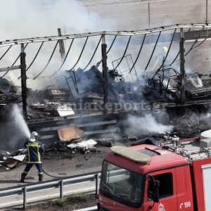 Στυλίδα: Εντυπωσιακά πλάνα drone από την κατάσβεση πυρκαγιάς σε νταλίκα