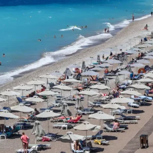 Χαλκιδική: Τοποθέτησαν και πάλι τις 100 ομπρέλες στην παραλία που είχε ξηλώσει ο δήμος Πολυγύρου