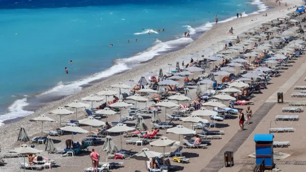 Χαλκιδική: Τοποθέτησαν και πάλι τις 100 ομπρέλες στην παραλία που είχε ξηλώσει ο δήμος Πολυγύρου