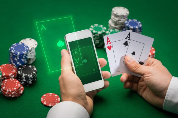 Πόκερ online: γιατί δεν μοιάζει με τα άλλα παιχνίδια