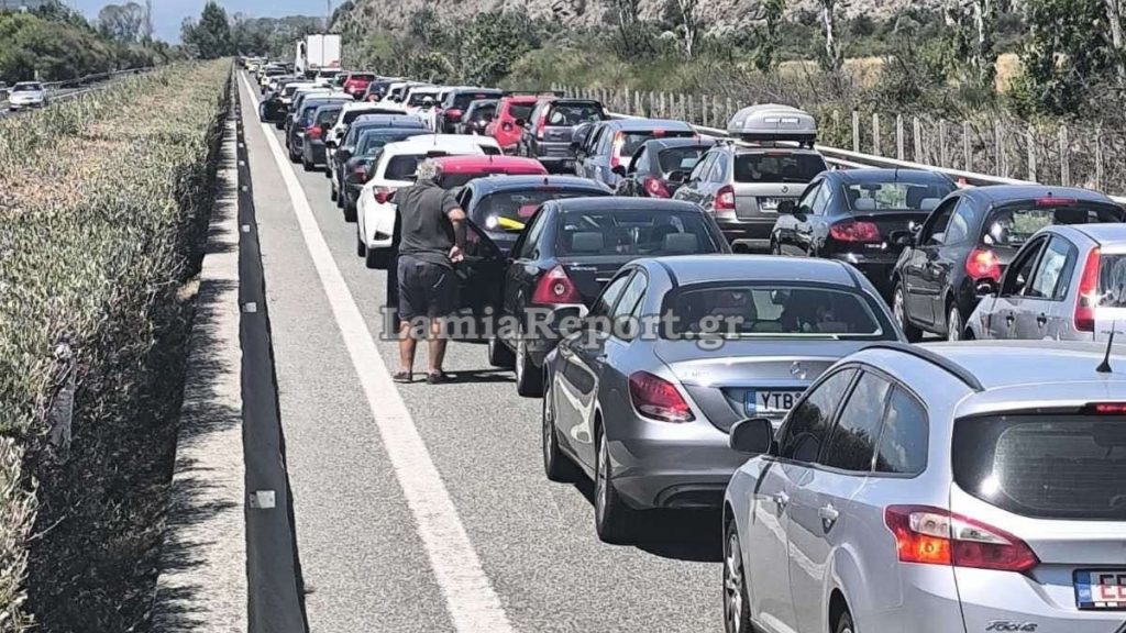 Ουρές χιλιομέτρων στην εθνική οδό Αθηνών - Λαμίας, λόγω του τροχαίου - Απίστευτη ταλαιπωρία για τους ταξιδιώτες - Δείτε εικόνες
