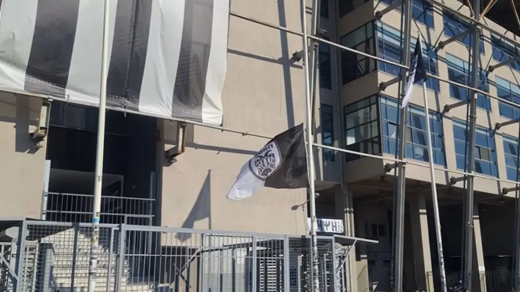 Μεσίστια σημαία για την πώληση του Κωνσταντέλια έξω απ’ την Τούμπα – «Λευτεριά στον ΠΑΟΚ» φώναξαν οι οπαδοί