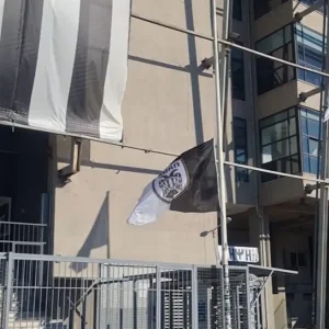 Μεσίστια σημαία για την πώληση του Κωνσταντέλια έξω απ’ την Τούμπα – «Λευτεριά στον ΠΑΟΚ» φώναξαν οι οπαδοί