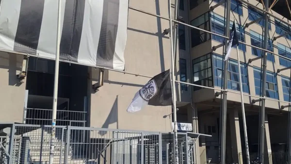 Μεσίστια σημαία για την πώληση του Κωνσταντέλια έξω απ’ την Τούμπα – «Λευτεριά στον ΠΑΟΚ» φώναξαν οι οπαδοί