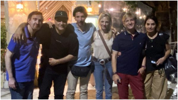 Ο Γιάννης Παπαμιχαήλ και ο Μάκης Δελαπόρτας σε κοινή έξοδο πριν την έκδοση του λευκώματος για την Αλίκη Βουγιουκλάκη