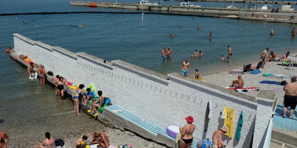 Σε αυτή την παραλία άνδρες και γυναίκες κολυμπούν... χωριστά μετά από έναν καβγά!