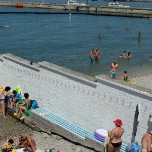 Σε αυτή την παραλία άνδρες και γυναίκες κολυμπούν... χωριστά μετά από έναν καβγά!