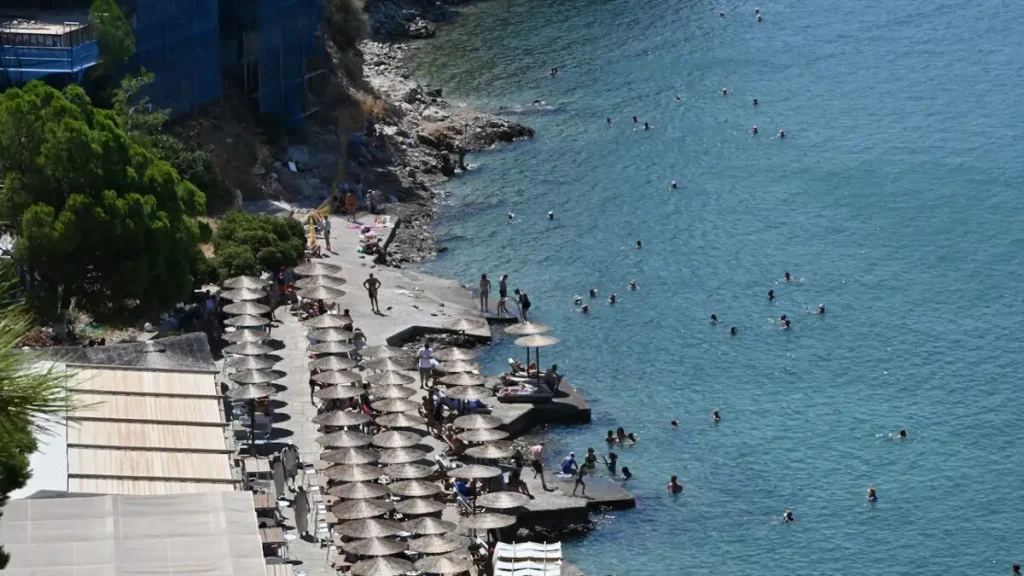Πάνω από 1.500 έλεγχοι στις παραλίες με drones – Πρόστιμα έως 73.000 ευρώ για αυθαίρετες καταλήψεις