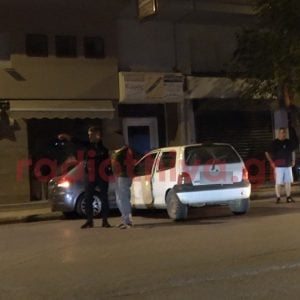 Πήρε το αυτοκίνητο του και έπεφτε ξανά και ξανά πάνω στο αυτοκίνητο αλλοδαπού με τον οποίο τσακωνόταν