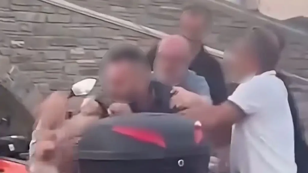 Έπεσε ξύλο για μια θέση στάθμευσης στην Πάρο - Τον έπιασε από το λαιμό και άρχισε να τον χτυπάει - ΒΙΝΤΕΟ