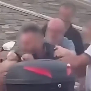 Έπεσε ξύλο για μια θέση στάθμευσης στην Πάρο - Τον έπιασε από το λαιμό και άρχισε να τον χτυπάει - ΒΙΝΤΕΟ