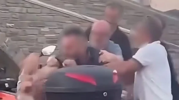 Έπεσε ξύλο για μια θέση στάθμευσης στην Πάρο - Τον έπιασε από το λαιμό και άρχισε να τον χτυπάει - ΒΙΝΤΕΟ