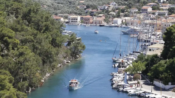 Αντίπαξοι: Συγκρούστηκαν τουριστικά σκάφη – Τρεις επιβαίνοντες μεταφέρθηκαν στο Κέντρο Υγείας