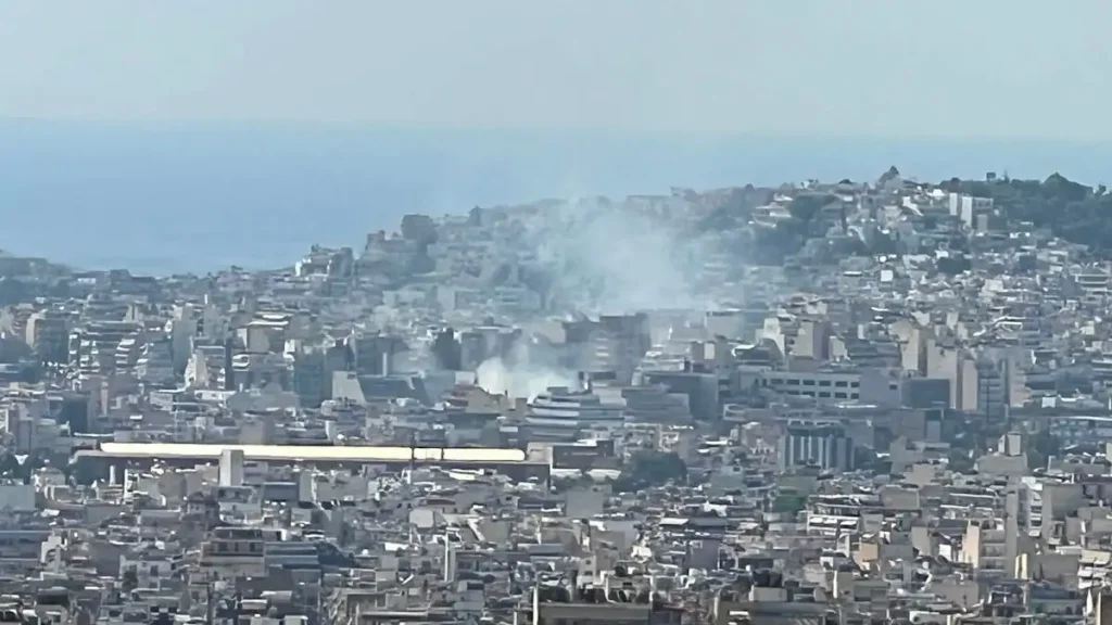 Φωτιά σε κτίριο στον Πειραιά: Ισχυρές δυνάμεις της πυροσβεστικής στο σημείο