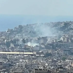 Φωτιά σε κτίριο στον Πειραιά: Ισχυρές δυνάμεις της πυροσβεστικής στο σημείο