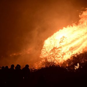 Εξασθενούν οι άνεμοι το απόγευμα, «φουντώνουν» ξανά την Κυριακή – «Πορτοκαλί» συναγερμός για φωτιά σε Αττική, Βοιωτία και Εύβοια