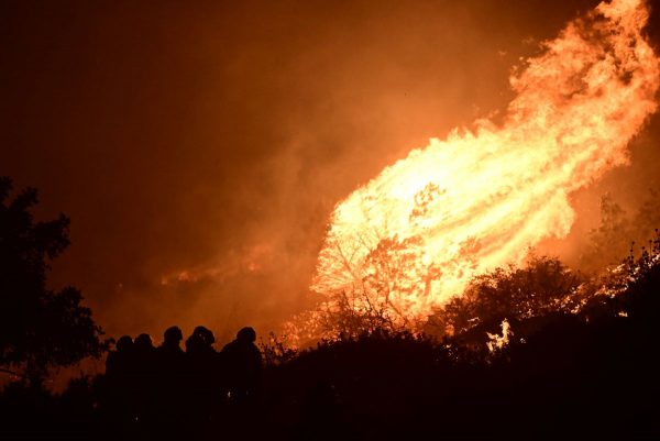 Εξασθενούν οι άνεμοι το απόγευμα, «φουντώνουν» ξανά την Κυριακή – «Πορτοκαλί» συναγερμός για φωτιά σε Αττική, Βοιωτία και Εύβοια