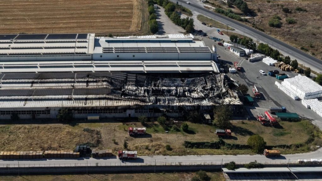 Αυτή είναι η εικόνα από ψηλά στη βιομηχανία «Καράτζης» στη Λάρισα μετά τη μεγάλη πυρκαγιά (ΦΩΤΟ - ΒΙΝΤΕΟ)