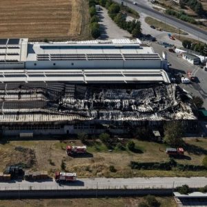 Αυτή είναι η εικόνα από ψηλά στη βιομηχανία «Καράτζης» στη Λάρισα μετά τη μεγάλη πυρκαγιά (ΦΩΤΟ - ΒΙΝΤΕΟ)