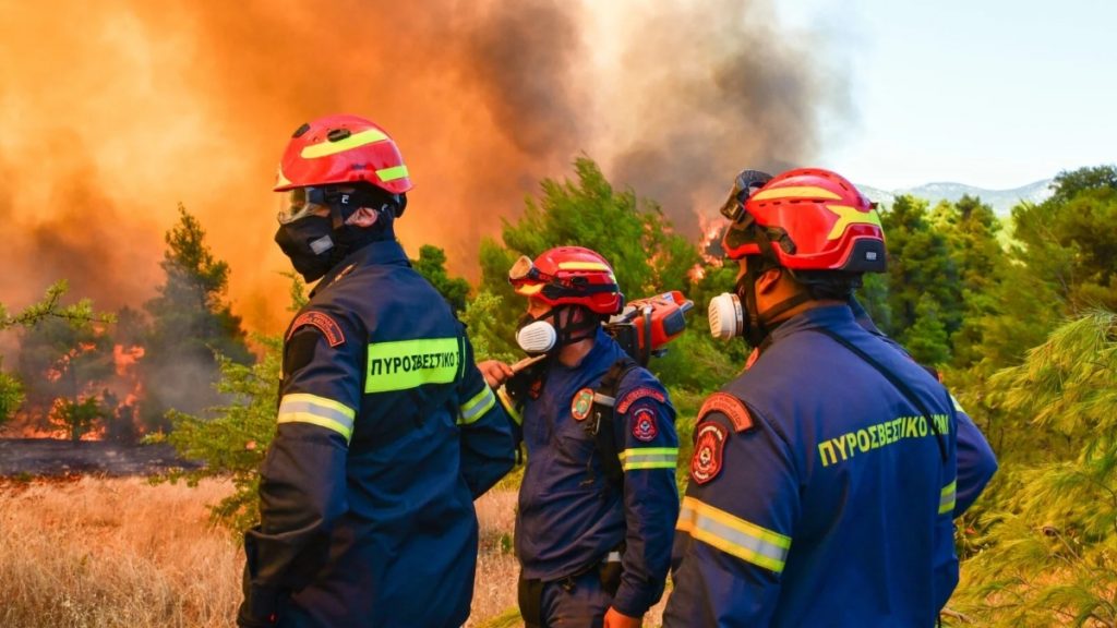 Διακοπή κυκλοφορίας στη Μάνδρα λόγω της πυρκαγιάς στη Δυτική Αττική, άνοιξε ο δρόμος προς Πόρτο Γερμενό