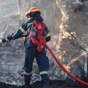 Τα καρβουνάκια θυμιάματος, το καλώδιο και οι ενδείξεις εμπρησμού - Τι εξετάζουν οι Αρχές για τις δύο φωτιές στη Σαλαμίνα