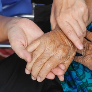 Κυρία με πολυετή εμπειρία αναλαμβάνει τη φροντίδα ηλικιωμένων