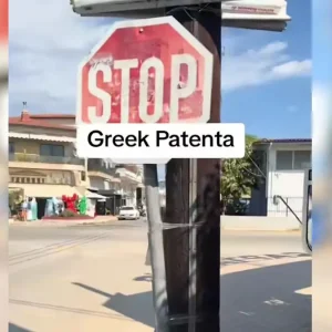 Χαλκιδική: Η «greek patenta» που έκανε κάτοικος για να στηρίξει πινακίδα του STOP, με σύμμαχό του το σελοτέιπ