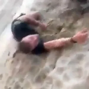 Συγκλονιστικό βίντεο: Λιμενικός σώζει πυροσβέστη στη Χαλκιδική, ενώ βοηθούσε πολίτες