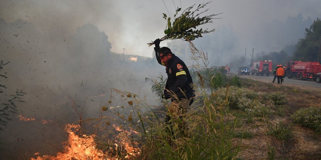 Καλύτερη η εικόνα της φωτιάς στη Χαλκιδική: Έχουν καεί σπίτια και υποδομές, πολίτες απεγκλωβίστηκαν με πλωτά και λεωφορεία