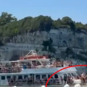 Αντίπαξοι: Εικόνες από το ατύχημα με τα τουριστικά σκάφη που ήταν γεμάτα με κόσμο