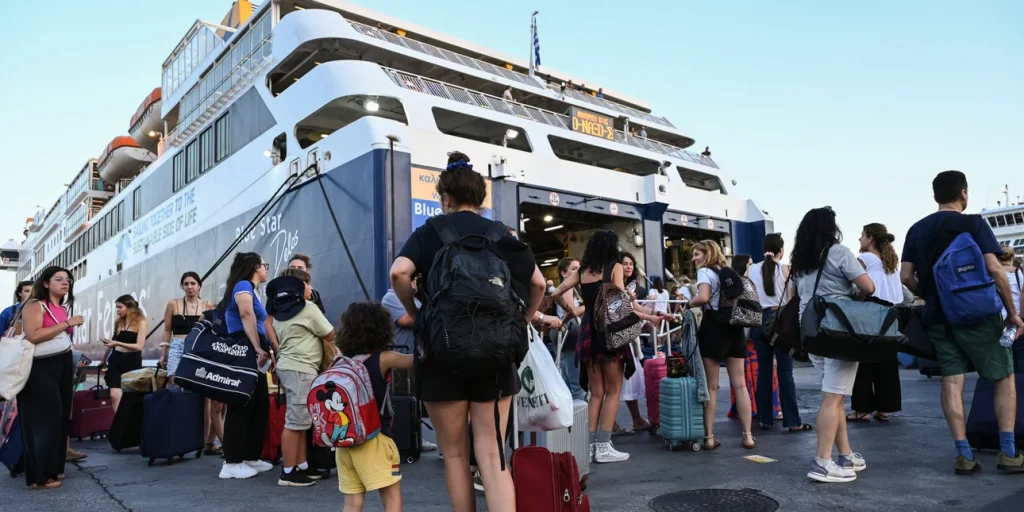 Αφήνουν την πρωτεύουσα οι αδειούχοι: Αυξημένη κίνηση στις εξόδους του λεκανοπεδίου -Γεμάτα πλοία και ΚΤΕΛ