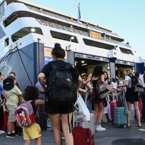 Αφήνουν την πρωτεύουσα οι αδειούχοι: Αυξημένη κίνηση στις εξόδους του λεκανοπεδίου -Γεμάτα πλοία και ΚΤΕΛ