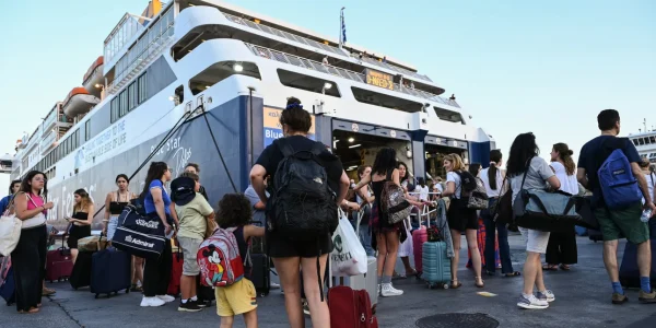 Αφήνουν την πρωτεύουσα οι αδειούχοι: Αυξημένη κίνηση στις εξόδους του λεκανοπεδίου -Γεμάτα πλοία και ΚΤΕΛ
