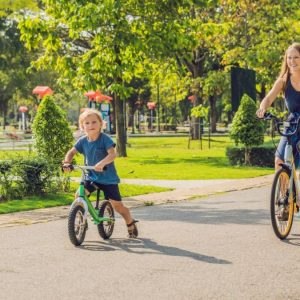 Λαμία: Μπορούμε να κάνουμε βόλτα στην πόλη με τα παιδιά μας χωρίς να φοβόμαστε;