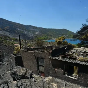 Πόρτο Γερμενό: Η στιγμή που η φωτιά μπαίνει στο χωριό και καταστρέφει τα πάντα στο πέρασμά της