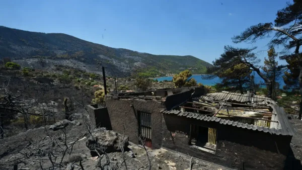 Πόρτο Γερμενό: Η στιγμή που η φωτιά μπαίνει στο χωριό και καταστρέφει τα πάντα στο πέρασμά της