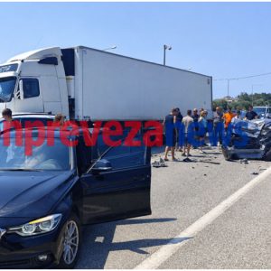 Σοβαρό τροχαίο στην Πρέβεζα: Φορτηγό συγκρούστηκε με τρία ΙΧ, υπάρχουν τραυματίες - Κλειστό το ρεύμα από Πρέβεζα προς Άκτιο