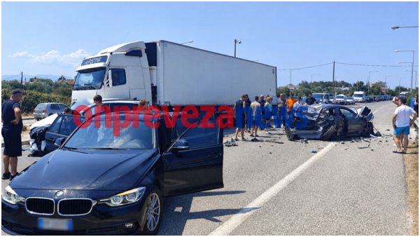 Σοβαρό τροχαίο στην Πρέβεζα: Φορτηγό συγκρούστηκε με τρία ΙΧ, υπάρχουν τραυματίες - Κλειστό το ρεύμα από Πρέβεζα προς Άκτιο