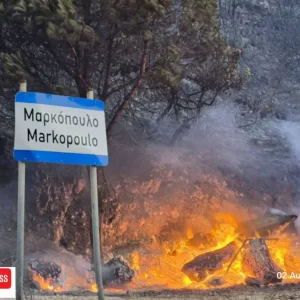 Μαίνεται η φωτιά στην Κεφαλονιά, κοντά σε σπίτια το μέτωπο